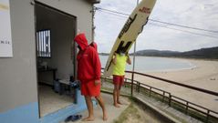 Socorristas en la playa de San Xurxo, en Ferrol 