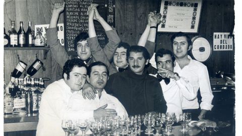 Pepe Romay, segundo por la izquierda en la fila de arriba, un chiquillo al que apenas se le ve la cara en la foto. Cuando él y su hermano Daniel (primero por la izquierda abajo) trabajaban en el Verruga, hace décadas