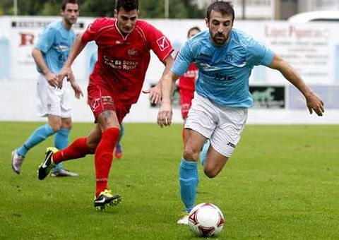 Felipe, autor del gol local, avanza perseguido por un rival.