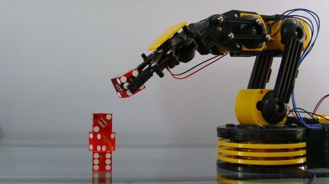 Los cerebros de los monos conectados fueron capaces de mover un brazo como este para alcanzar un objeto