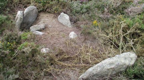 Dolmen con la inscripción del sol hallado en una necrópolis de Friol