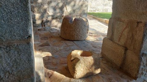 Piezas de piedra antiguas en el patio del pazo de Quintns, en Noalla