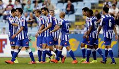 Los deportivistas celebran el gol que le dio la victoria frente al Sporting, en algunos casos, como Cavaleiro, felicitando al ejecutor del c�rner, Juan Carlos. 