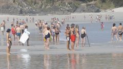 Ambiente en la playa de Malpica el domingo, en plena ola de calor