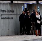 Familiares, en el edificio de la autoridad portuaria.