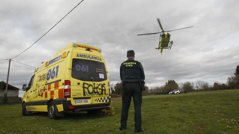 Un agente de la Guardia Civil, en una foto de archivo en un operativo de emergencias en A Pobra do Brolln con una ambulancia y un helicptero del 061 