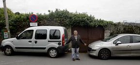<span lang= es-es >Y al sacrist�n tambi�n.</span> En la imagen, Roberto G�mez Rey, ayudante del p�rroco en la iglesia de Loureda, con su coche y el del sacerdote en el lugar en el que les multaron. La placa que permite aparcar a los servicios eclesi�sticos se instal� despu�s de los hechos.