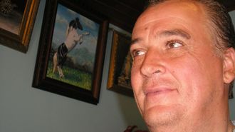 �lvaro Prieto en una imagen de hace a�os, en su casa, con cuadros pintados por �l