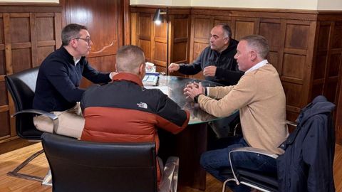 Daniel Vega, Francisco Javier Silvent, �scar Otero y Valent�n Coto (de izquierda a derecha), en la reuni�n para abordar la necesidad de instalar un campo artificial.