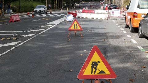 En Xon XXIII se ejecutan obras actualmente para elevar los pasos de peatones, introducir el carril bici y delimitar plazas de aparcamiento en batera