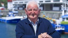 Luis, en el muelle de Cario, su pueblo, hace una dcada
