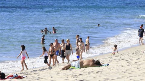 Baistas en Samil en el puente de mayo del 2014