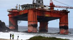 Una tormenta arrastra una plataforma petrolera de 17.000 toneladas