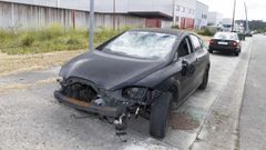 El coche, completamente destrozado, fue aparcado en la r�a Seixo del pol�gono.