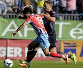 Pablo S�nchez, presionado por un jugador del Deportivo en el derbi.