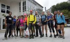 Un grupo de peregrinos protest� el jueves por la falta de alojamiento p�blico en Sig�eiro. 