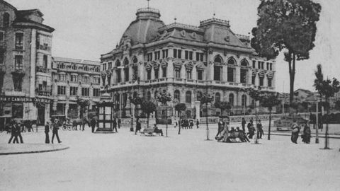 La Junta General del Principado, en una imagen tomada hace dcadas desde la plaza de La Escandalera