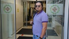 Efra�n, delante del IES Frei Mart�n, donde se apunt� a un ciclo al no poder trabajar