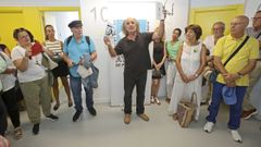 Xaime Toxo, presidente del Ateneo de Pontevedra, muestra dos programas hist�ricos de la asociaci�n en el acto de despedida en el edificio de Benito Corbal