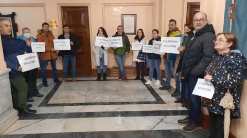 Vecinos del barrio de O Castiñeiro fuera del salón de plenos