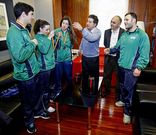 Los medallista de lucha ol�mpica, ayer en el Concello.
