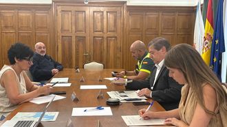 El alcalde de Ares (izquierda), en la junta de seguridad local de este municipio, junto al subdelegado del Gobierno y otros participantes