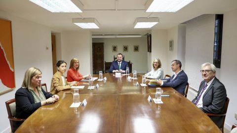  El presidente del Principado, Adri�n Barb�n (c), y responsables del PSOE y de IU al inicio de la reuni�n que mantienen, este lunes, para abordar la negociaci�n del proyecto de presupuestos generales del Principado para 2023