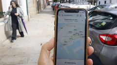 Alguien consulta los precios de los alquileres turísticos en Ferrol, en una conocida plataforma