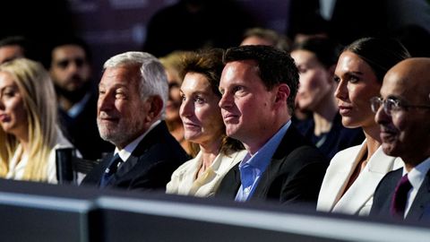 David Ellison, con camisa azul, durante el evento FII en Miami