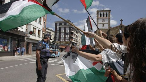 Decenas de personas con banderas de Palestina condenan el genocidio en Gaza al paso de los corredores por la localidad asturiana de Nava, durante la etapa 13 de la Vuelta Ciclista a Espaa 2025 disputada entre el Cabezn de la Sal, y L'Angliru, de 202,7km de recorrido, este viernes.