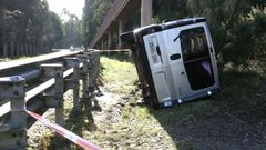 La furgoneta acab� volcada sobre un lateral
