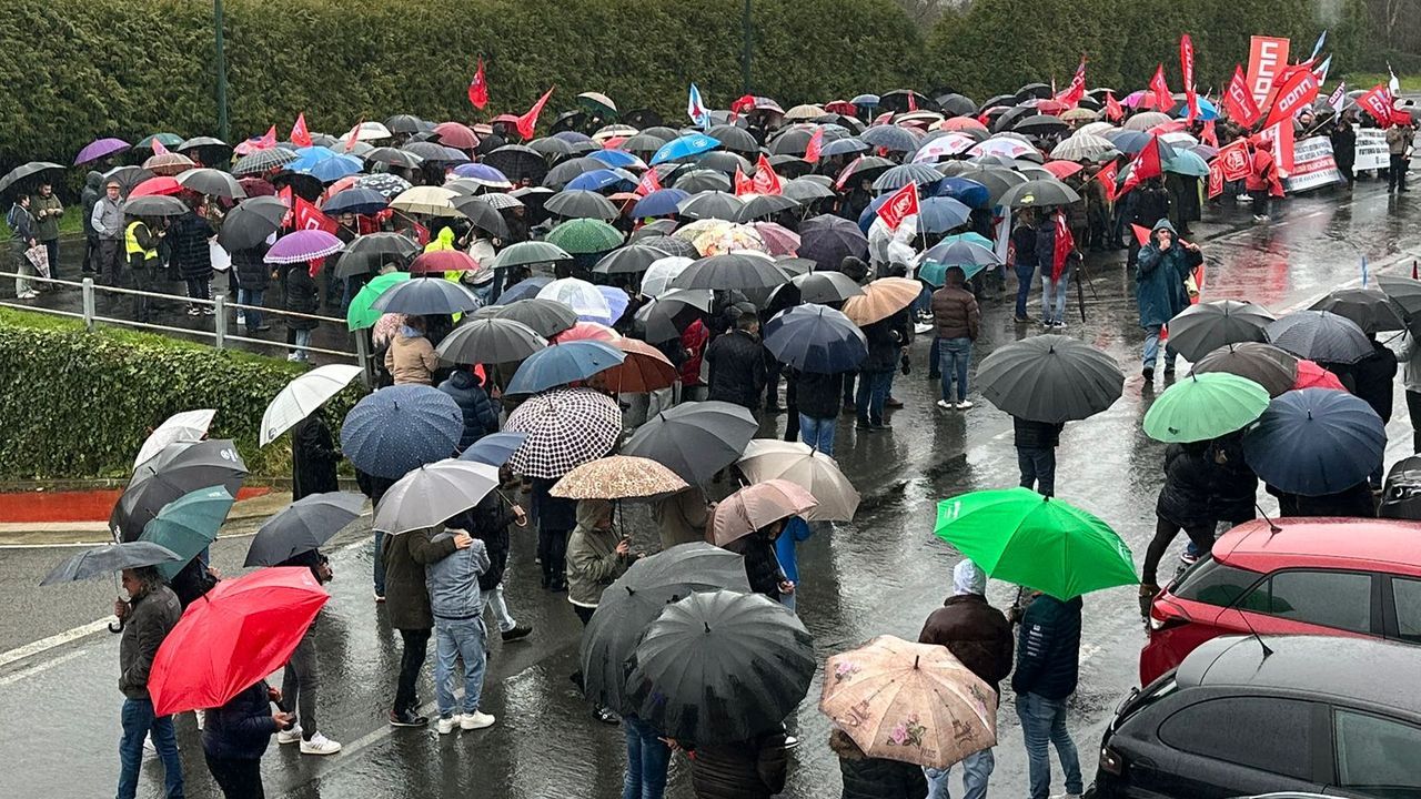 Trescientas personas marchan entre Vilasantar y Curtis para exigir una solución a los impagos en Losán