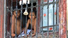 Dos ni�os observan la calle desde una vivienda de La Habana despu�s de que el Gobierno haya decidido adelantar el fin de curso por la crisis energ�tica que sufre la isla
