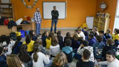 Javier Barreira, en el centro, con los alumnos del Luis Vives