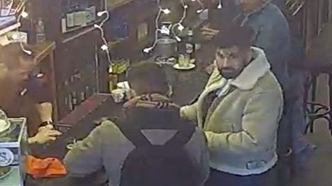 Imagen de una cámara de seguridad de Zenón F. F. tomaba en el bar Agarimo