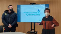 El oficial encargado de las clases de educación viaria, José Luis Domínguez Malla, con la concejala Eva Vilaverde