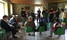 Encuentros vecinales por las parcelarias. Ayer arranc� el calendario de reuniones fijadas por el Concello en Los�n, Cercio y Anzo para que los vecinos oponen sobre la inclusi�n de los n�cleos rurales en las concentraciones parcelarias. En esta primera jornada hubo cinco encuentros, en cada uno de ellos con residentes en distintas aldeas de Los�n. Ma�ana les tocar� el turno a los de Cercio, con cuatro reuniones en el local social de 20.00 a 21.30 horas, y el d�a 20 a los de Anzo.