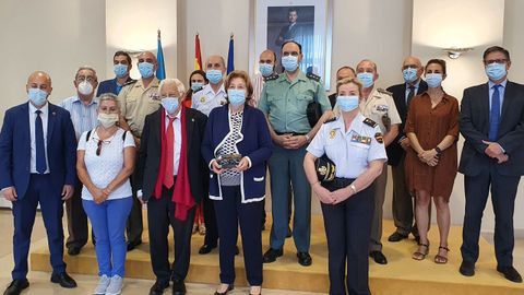 El padre �ngel posa junto a la delegada del Gobierno, Delia Losa, y parte el equipo de la Delegaci�n y autoridades de las Fuerzas y Cuerpos de Seguridad del Estado y del Regimiento Pr�ncipe