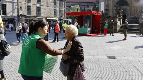 La de la plaza de la Peregrina, en Pontevedra, es una de las 24 mesas petitorias instaladas este jueves por la AECC en la ciudad