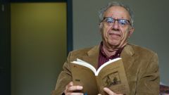 El catedr�tico Alfredo Rodr�guez L�pez-V�zquez, retratado este lunes en su despacho con un flamante ejemplar reci�n salido de la imprenta del �Lazarillo de Tormes� en versi�n biling�e gallego-castellano