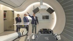 Visita de Miguel Corgos y G�mez Caama�o al centro de protonterapia, acompa�ados por el director de la representaci�n de la Comisi�n Europea en Espa�a, Daniel Calleja, el pasado mes de julio.