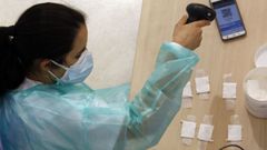 Enfermera leyendo c�digo antes de vacunaci�n en FIMO