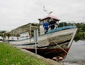 Rafael Lage y Javier Naveira se ocupan de la restauraci�n del barco desde su reflotamiento.