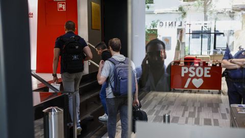 Agentes de la UCO entran en la sede central del PSOE, en la calle Ferraz