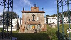 Un grupo de vecinos se uni� para dejar flores en el pante�n y colocar una placa en memoria de la familia Rodr�guez-Coucillas