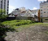 El lugar se encuentra inutilizado y est� rodeado de edificios.