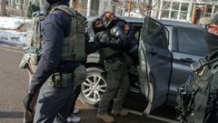 Una mujer forcejea y grita mientras agentes del ICE la empujan dentro de su veh�culo en Minne�polis.