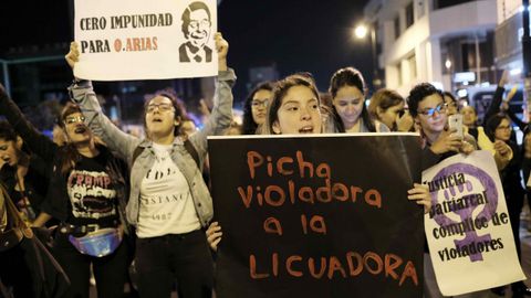 Grupos de manifestantes expresan su apoyo en las calles de San Jos�, capital de Costa Rica, a las mujeres que se atrevieron a denunciar al expresidente del pa�s