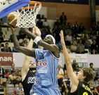 Diouf anota entre Alzamora y Hezonja en el Pazo.