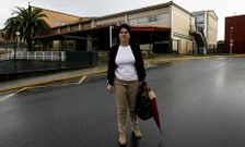 In�s Baz�n, madre de la alumna, protesta contra la decisi�n del centro. 